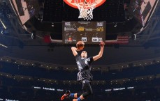 乐虎国际-优质偶像！爱德华兹无视安保阻拦坚持与球迷击掌